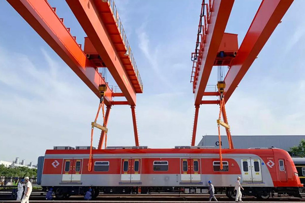 gantry-crane-lifting-train